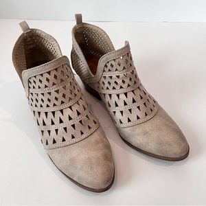 Qupid Tan Heeled Ankle Boots. Size 7.5.